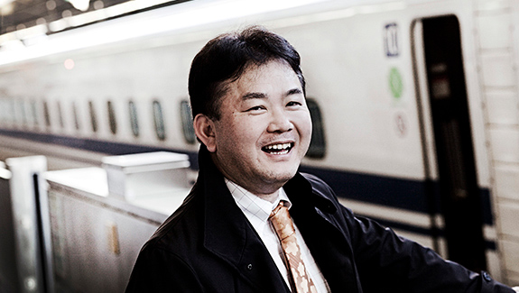 woman-at-flower-shop-living-life-with-a-stoma